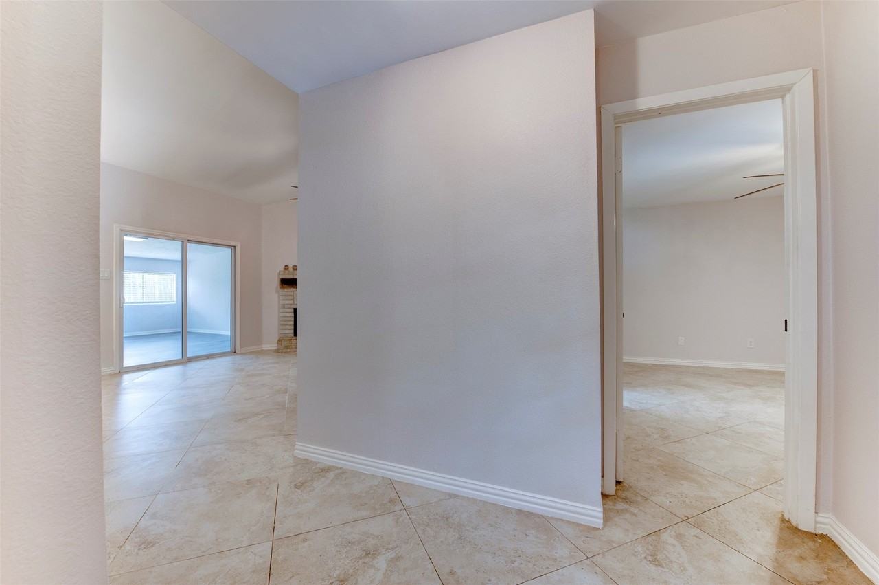 10703 Highland Woods Dr - Photo 4 of 33