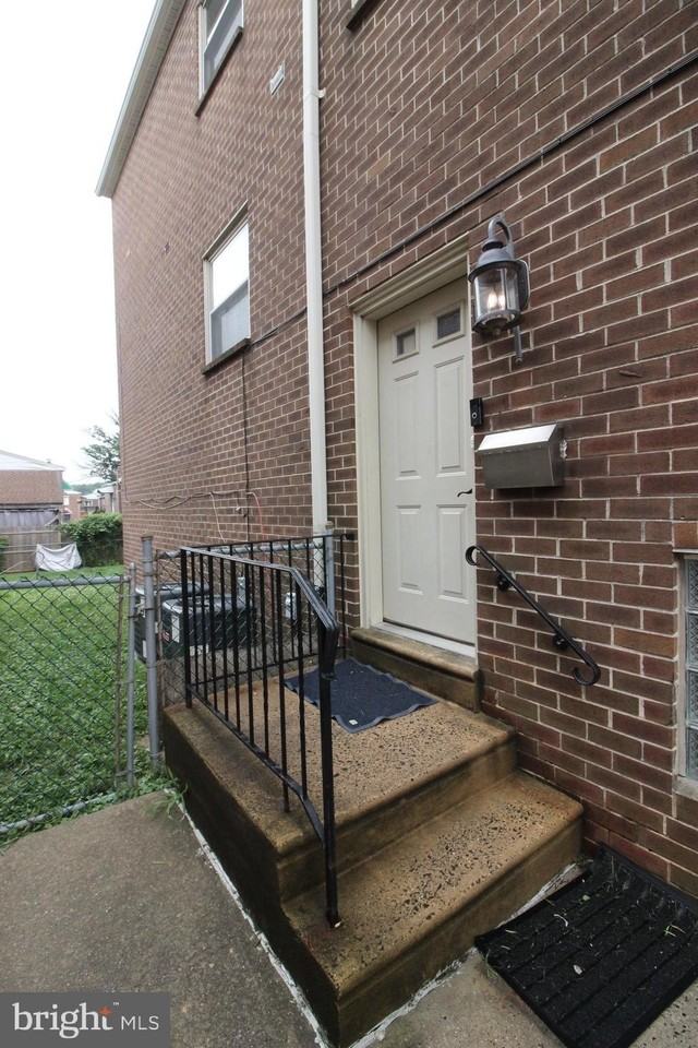 7915 Fairfield St - Photo 3 of 15