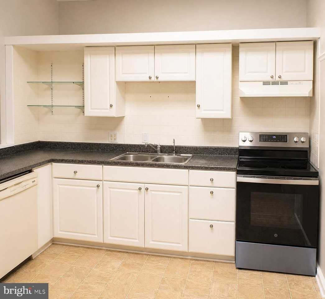 621 W Market St - Photo 2 of 6