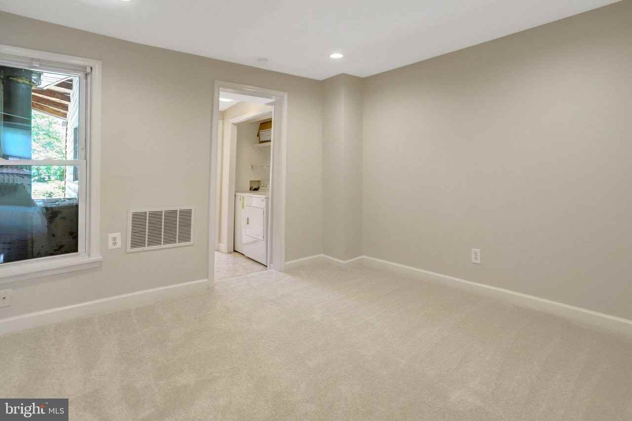 619 N Henry St - Photo 4 of 32