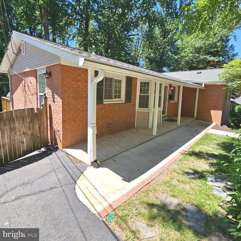 8925 Falling Creek Ct - Photo 3 of 43