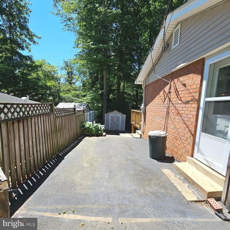 8925 Falling Creek Ct - Photo 4 of 43