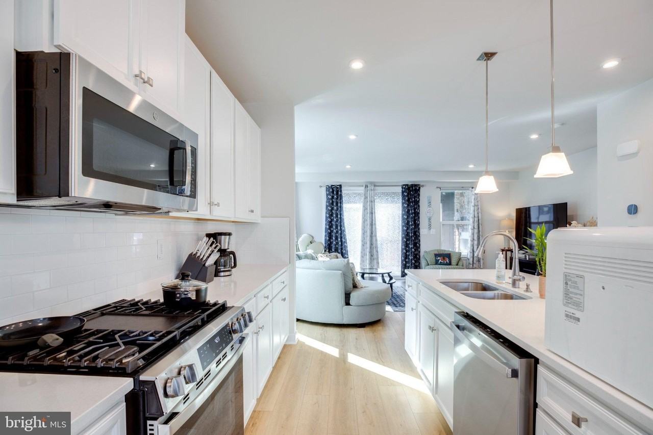 4468 Sulford Ter - Photo 5 of 46