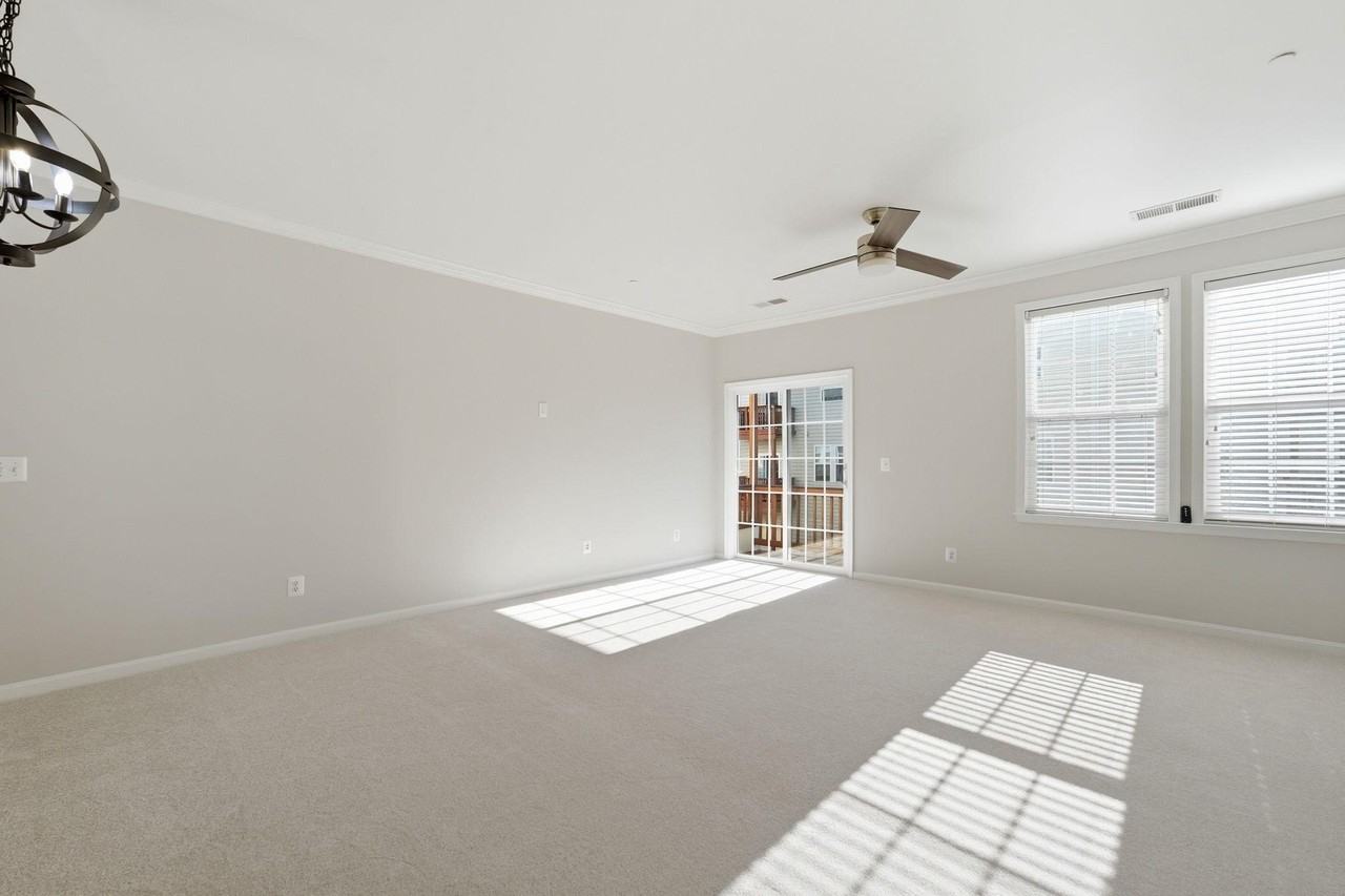 24678 Byrne Meadow Sq - Photo 3 of 23