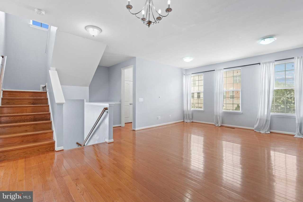 22667 Flowing Spring Sq - Photo 3 of 39