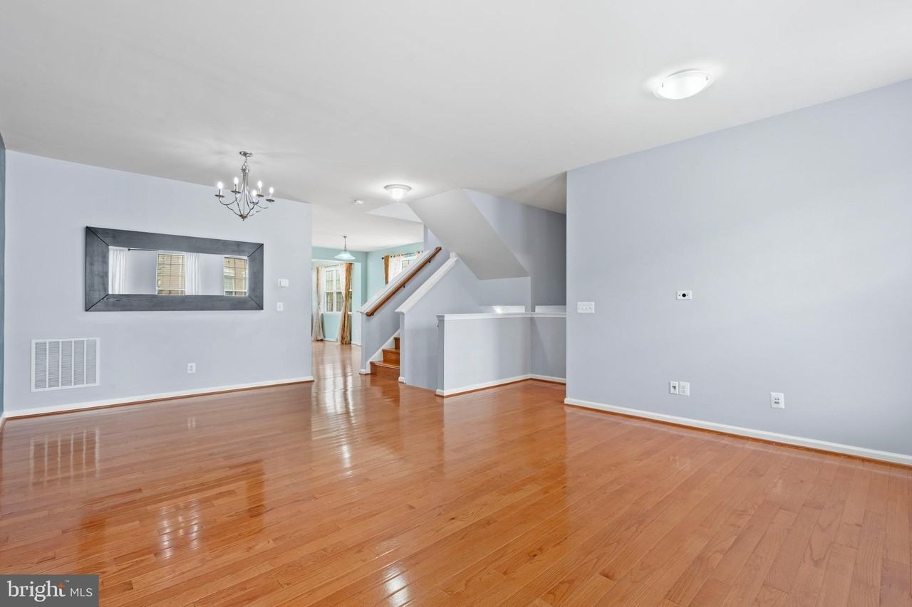 22667 Flowing Spring Sq - Photo 4 of 39