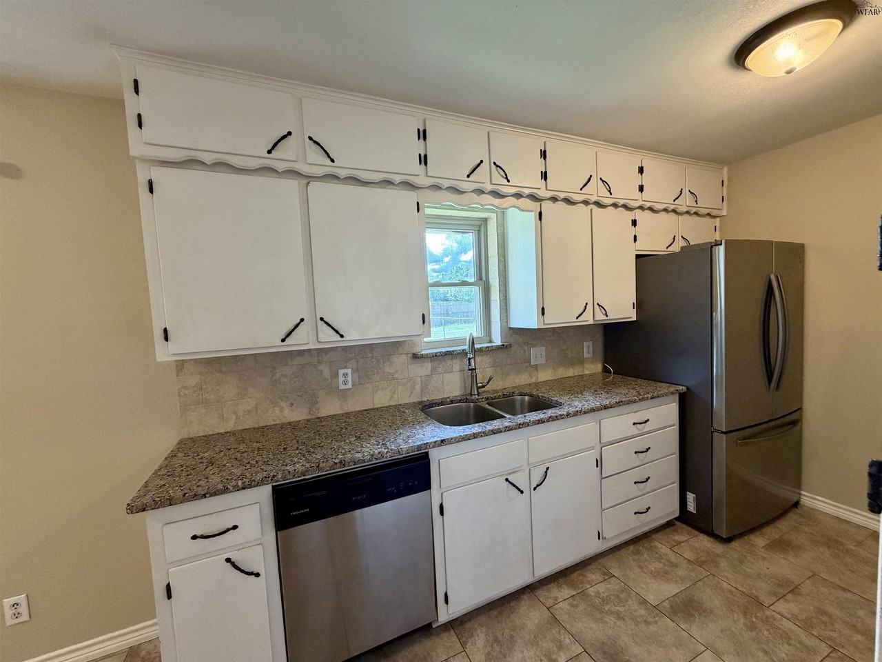 5201 Tower Dr - Photo 4 of 15