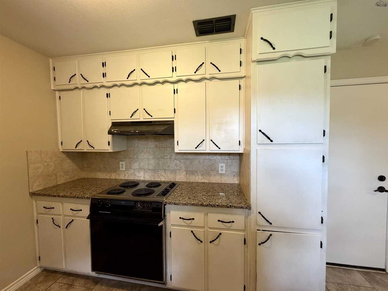 5201 Tower Dr - Photo 5 of 15