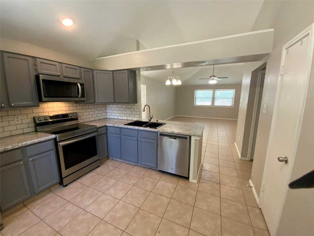 2313 Dalewood Ln - Photo 5 of 12