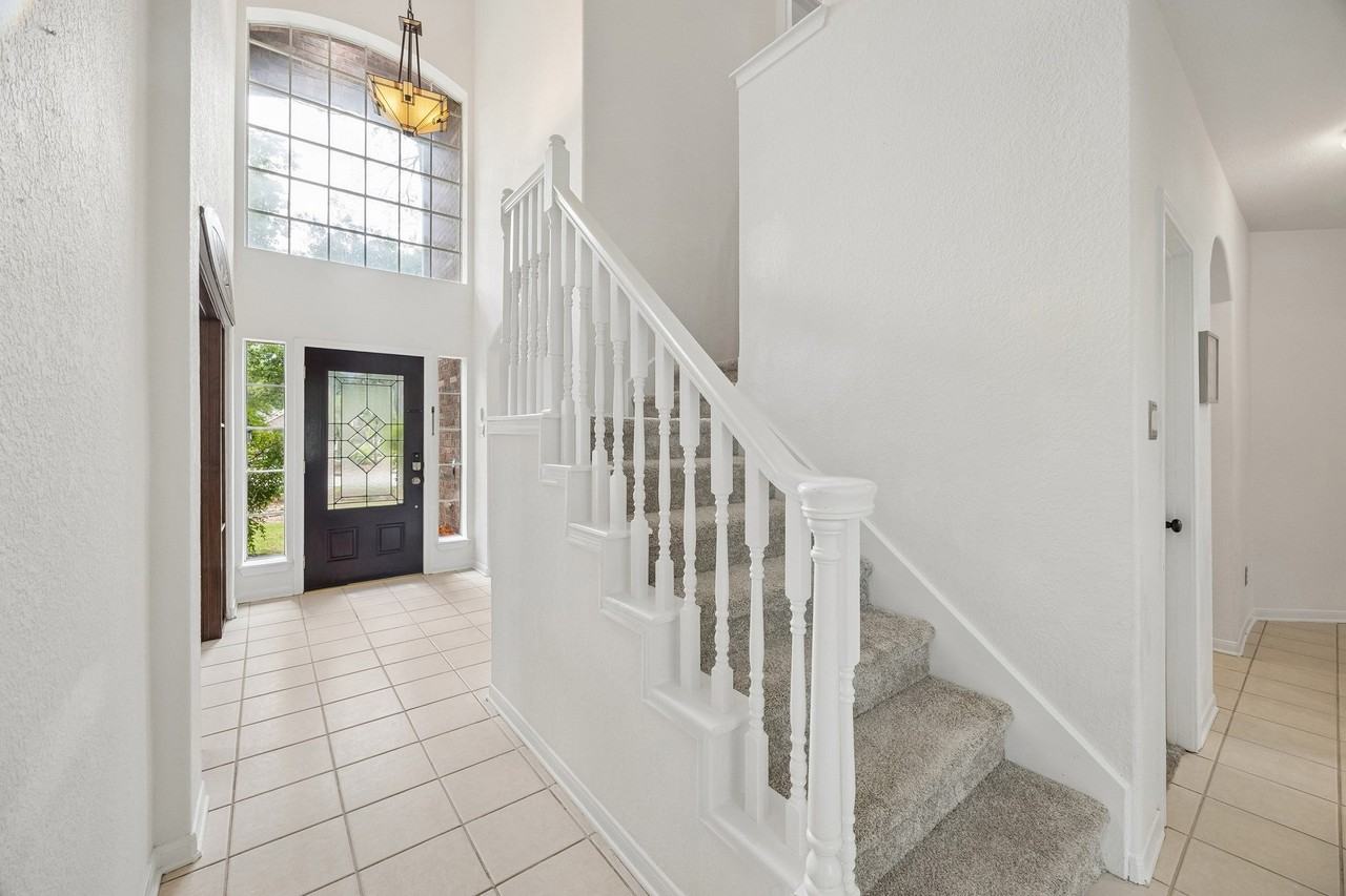 14 Guinevere Pl - Photo 5 of 37
