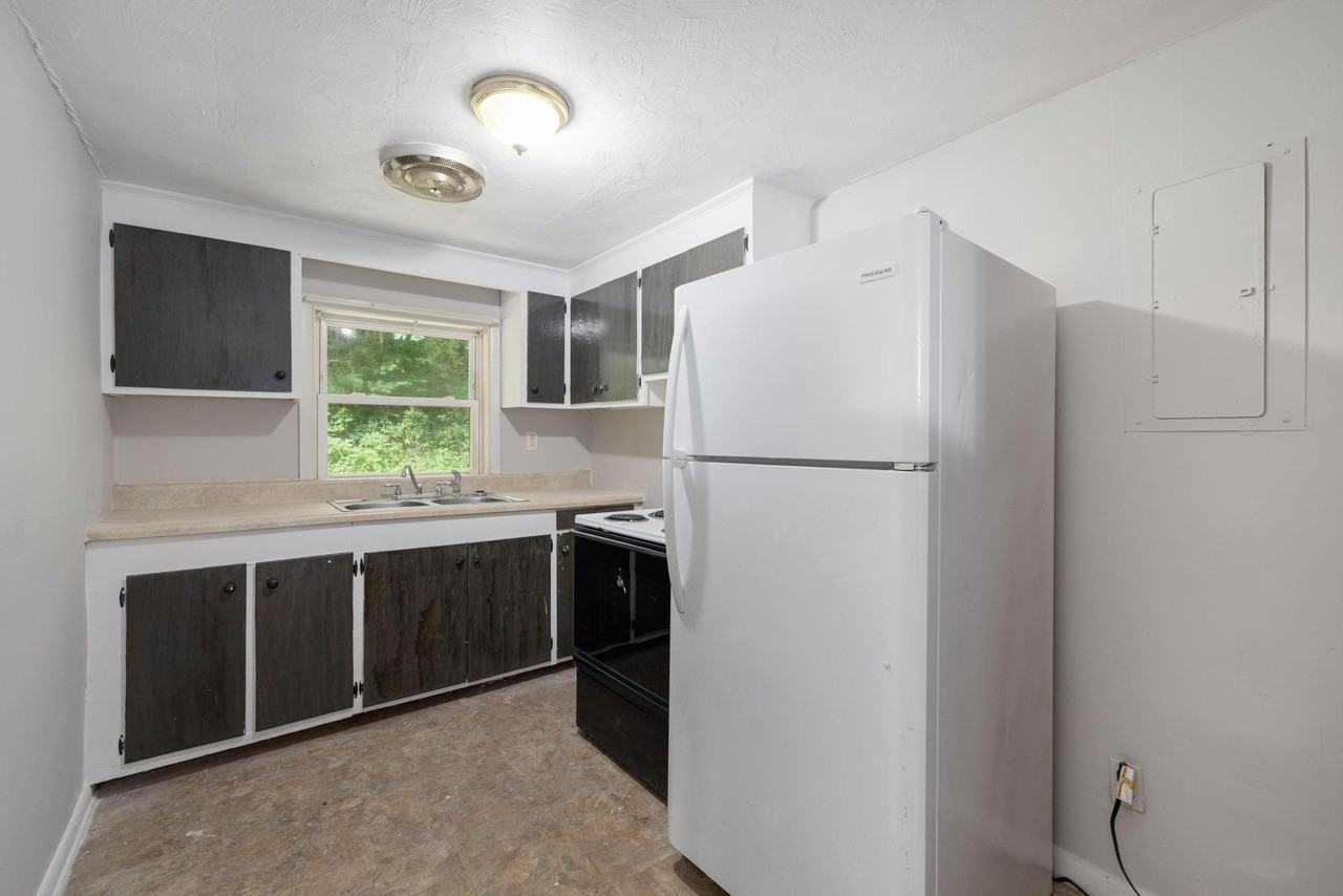 131 Captain Ave #4 - Photo 3 of 10