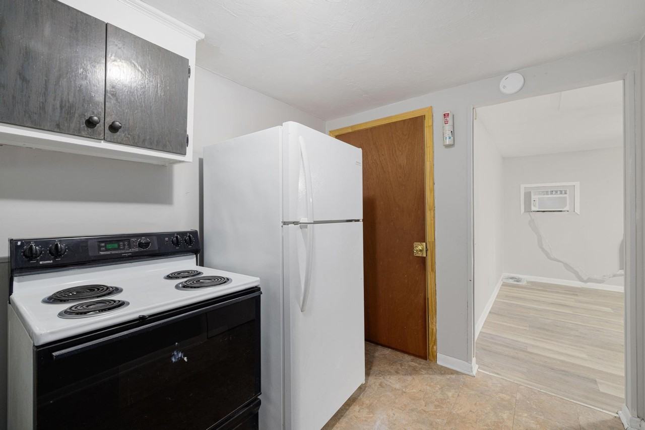 131 Captain Ave #4 - Photo 4 of 10