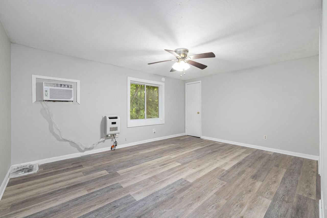 131 Captain Ave #4 - Photo 5 of 10