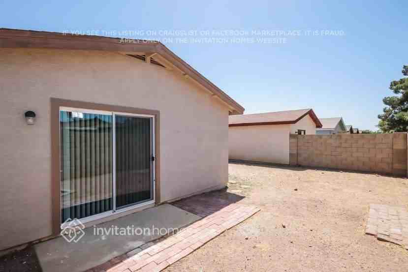 11134 N 82nd Dr - Photo 4 of 6