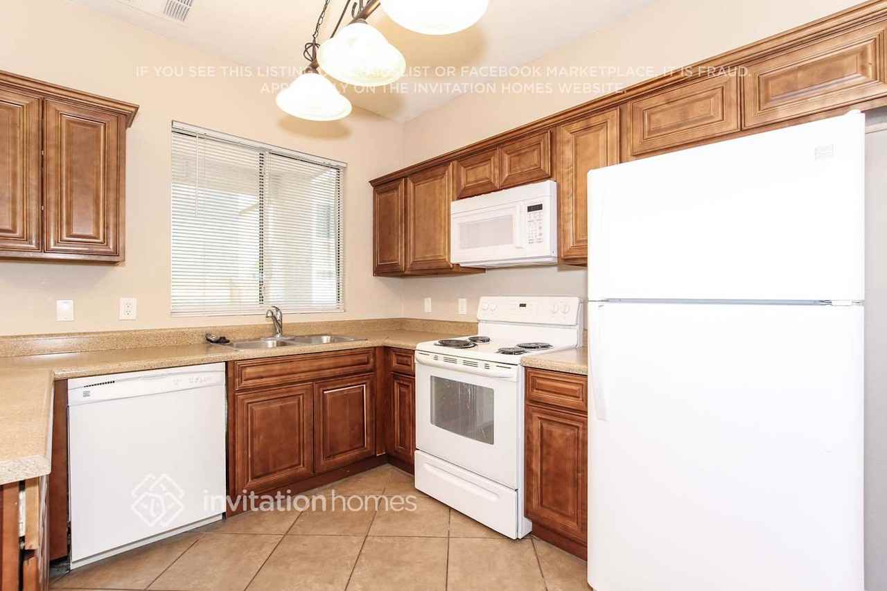 12170 W Yavapai Ln - Photo 4 of 19