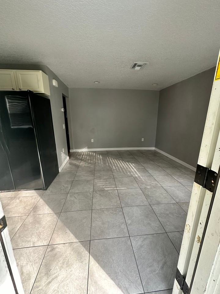 305 Pennsylvania Ave - Photo 3 of 20