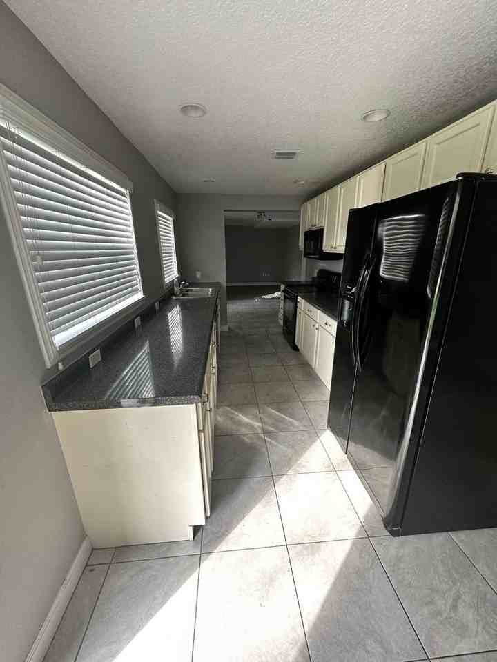 305 Pennsylvania Ave - Photo 5 of 20
