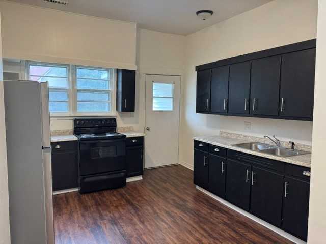 1010 Angel St #B - Photo 4 of 12