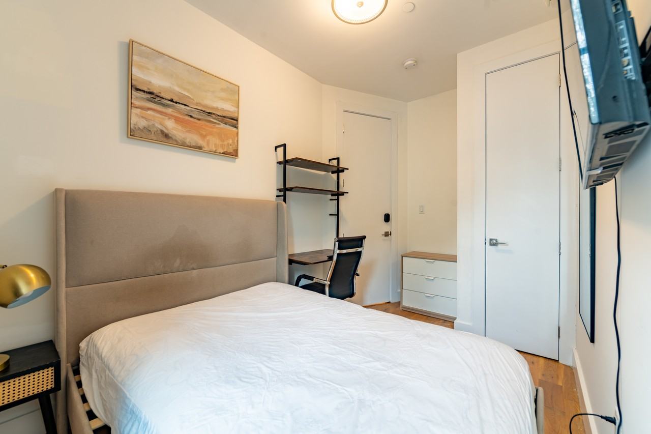 Private Bedroom in 4 Bedroom/4 Bathroom Home - Photo 4 of 11