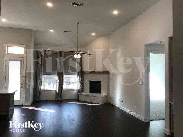 816 Hollett Ct - Photo 3 of 10