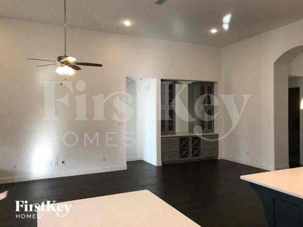 816 Hollett Ct - Photo 4 of 11