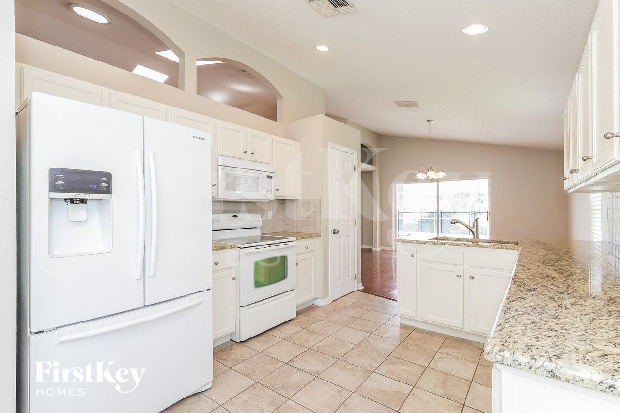 2251 Mallory Cir - Photo 7 of 15