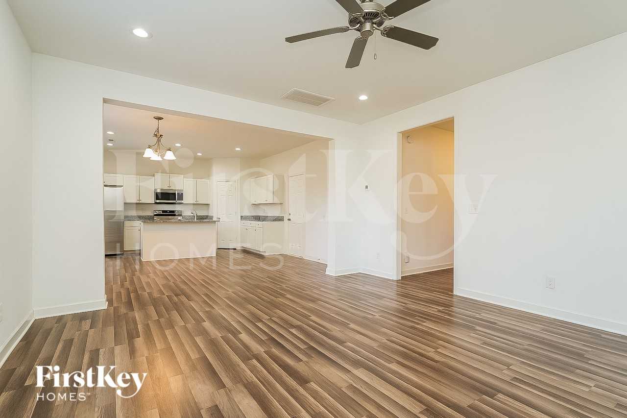 1816 Yarborough Dr - Photo 4 of 15