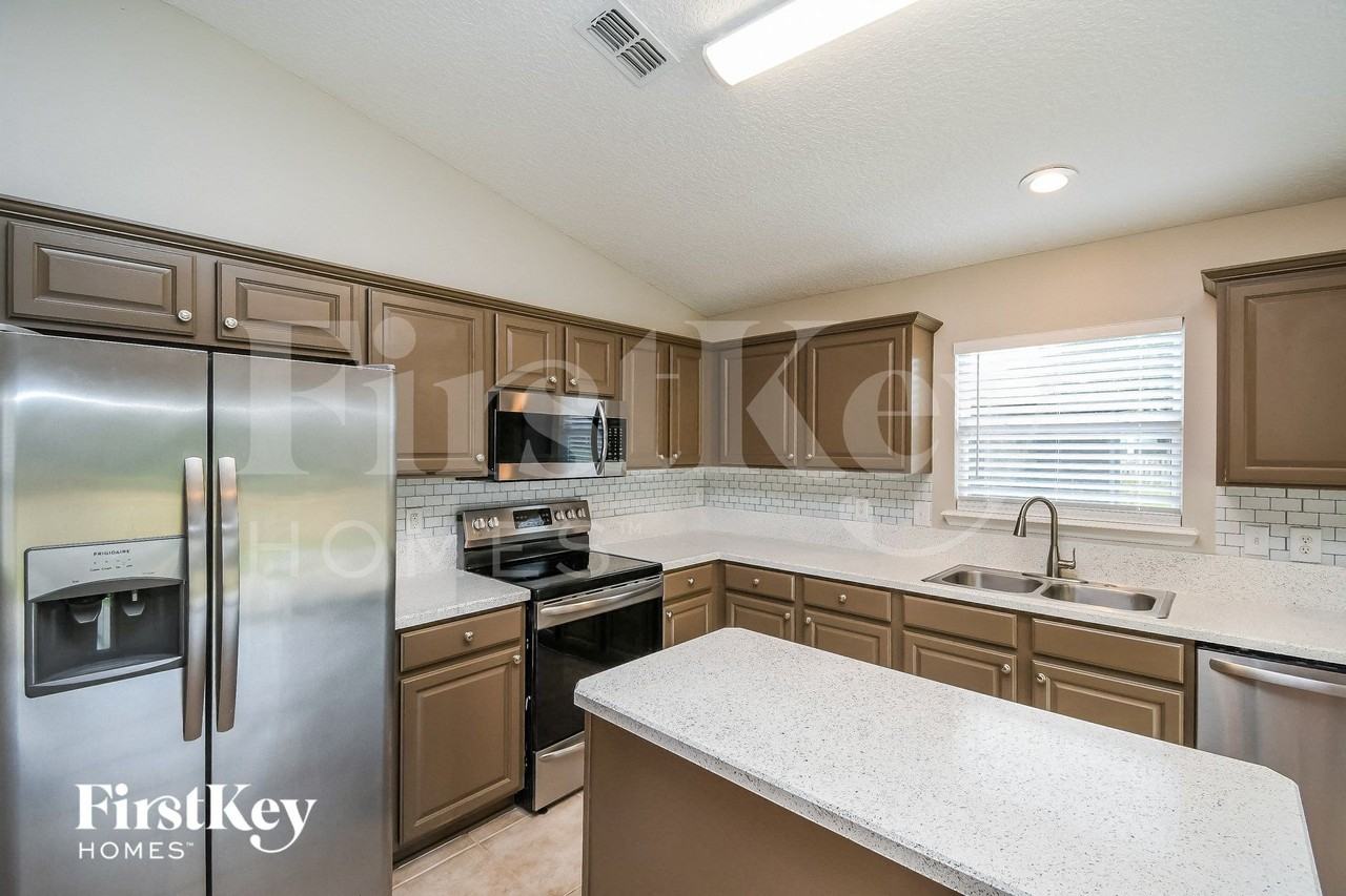 928 Bonaparte Landing Blvd E - Photo 6 of 15