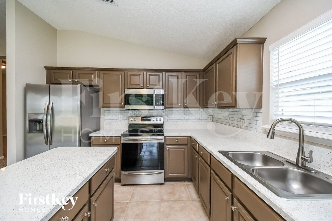 928 Bonaparte Landing Blvd E - Photo 7 of 15