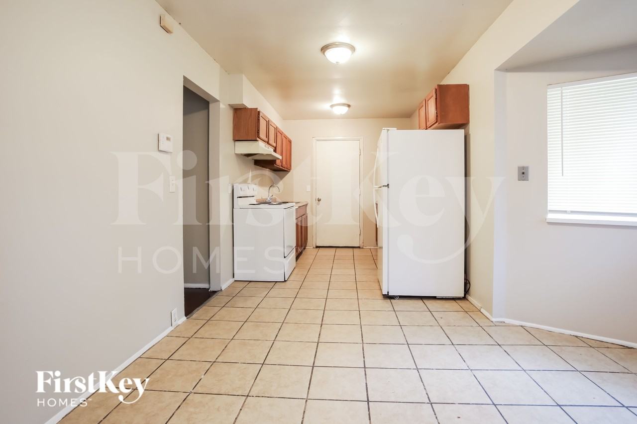 8820 Manchester Ave - Photo 4 of 15