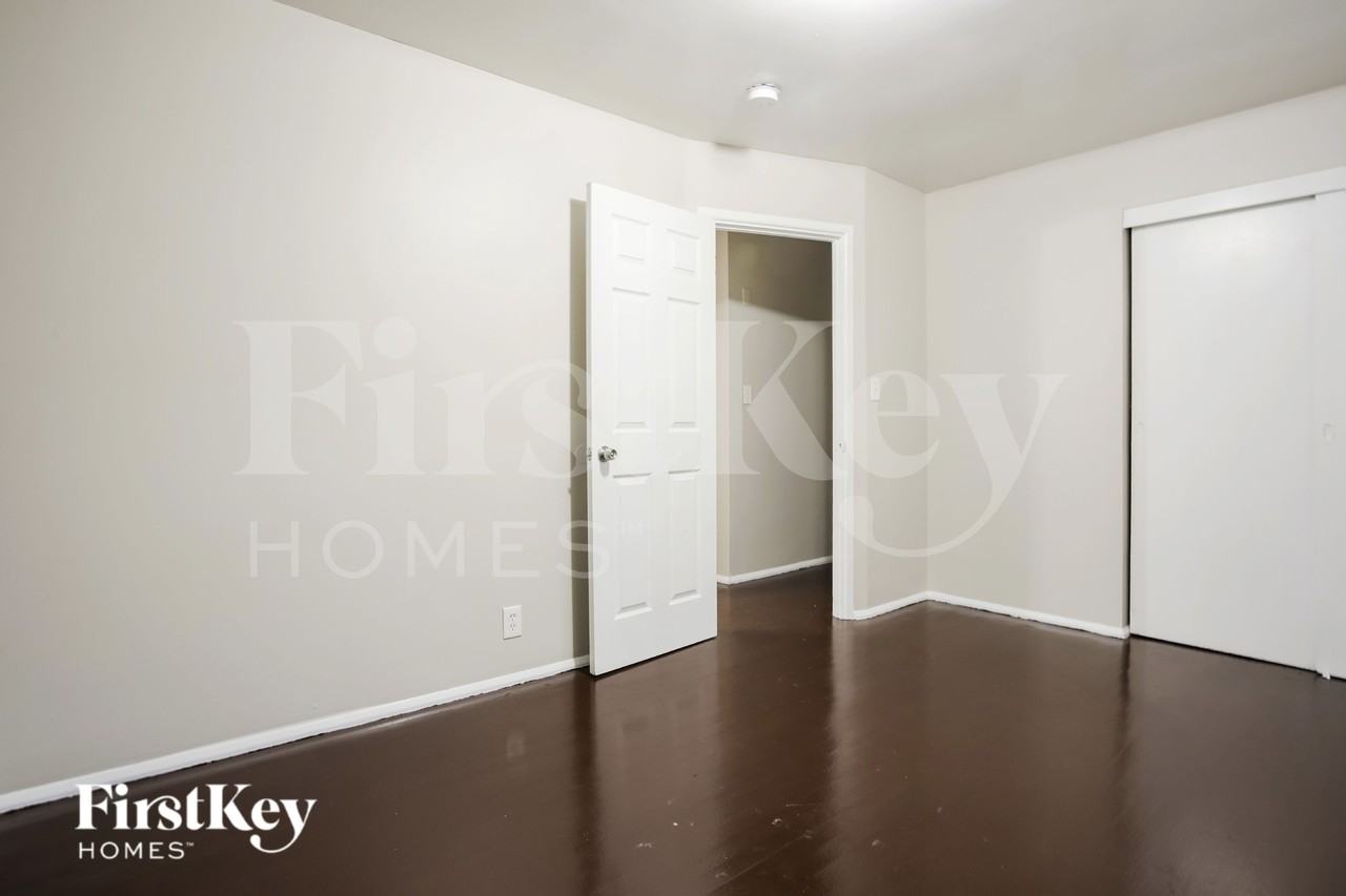 8820 Manchester Ave - Photo 6 of 15