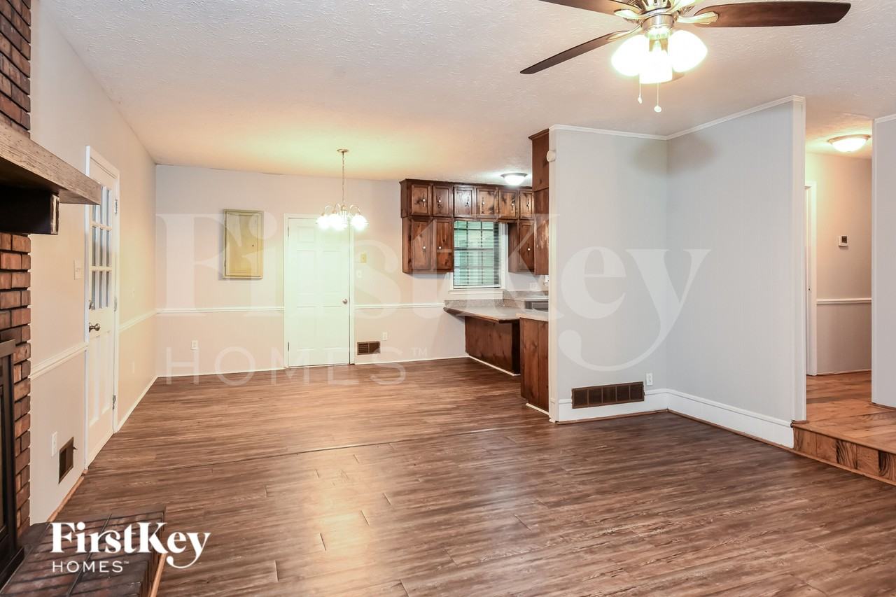 3704 Newport Dr - Photo 3 of 19