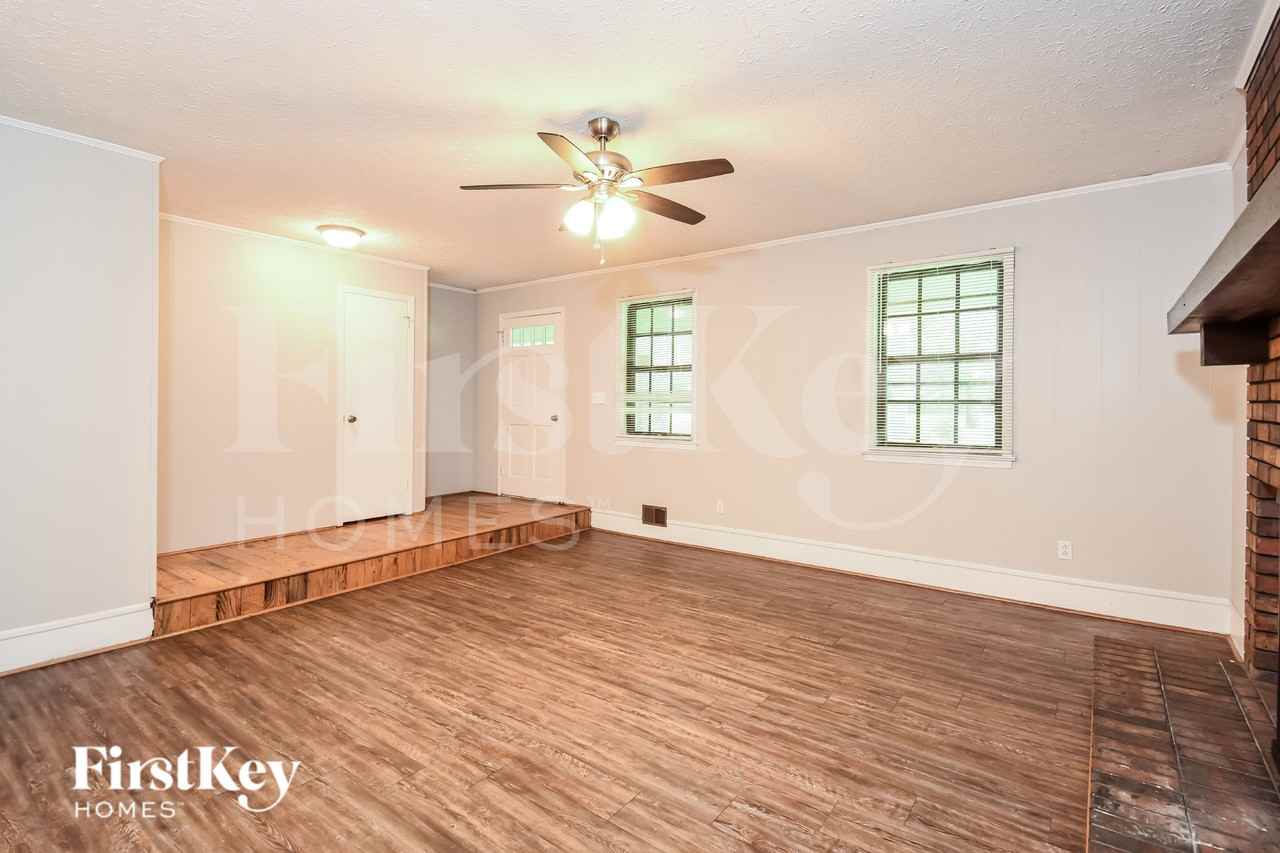 3704 Newport Dr - Photo 4 of 19