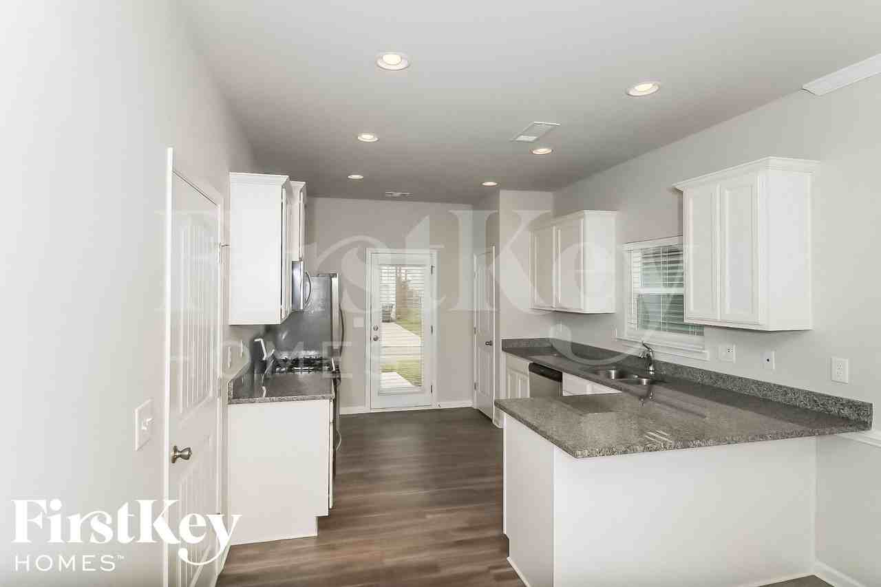 325 Stoney Hollow Rd - Photo 6 of 15