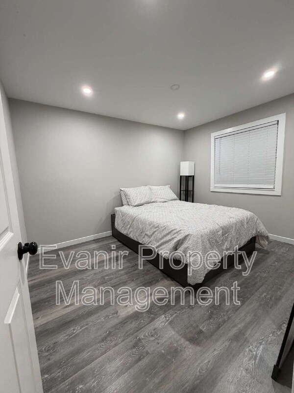 11884 Hamden Dr - Photo 4 of 23