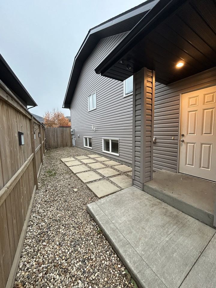 B - 762 Hargreaves Cres, Saskatoon Suite | 2 Bedrooms | 1 Bathroom - Photo 2 of 19