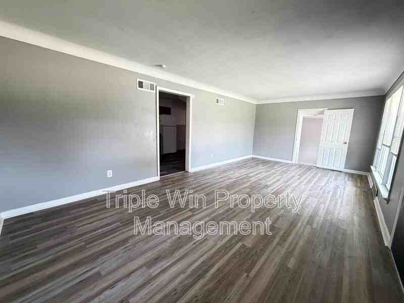 6801 Knoll Ave - Photo 3 of 24