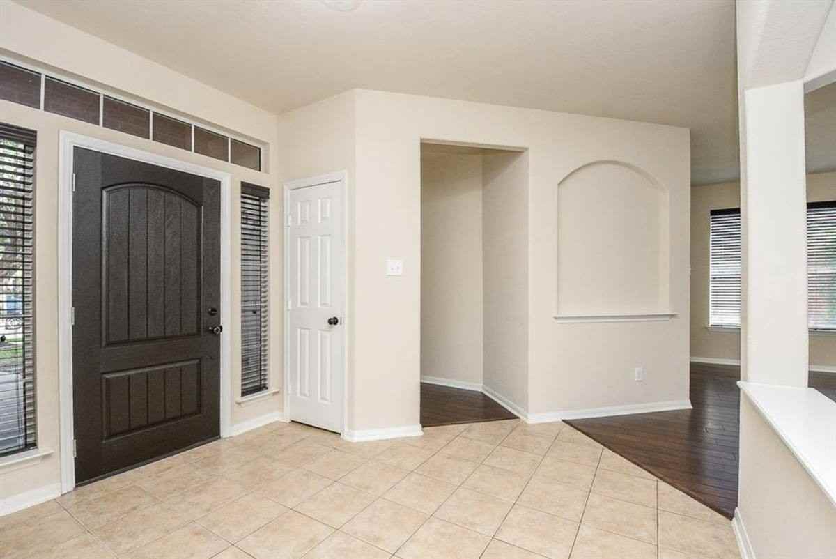 9135 Edgeloch Dr - Photo 3 of 10