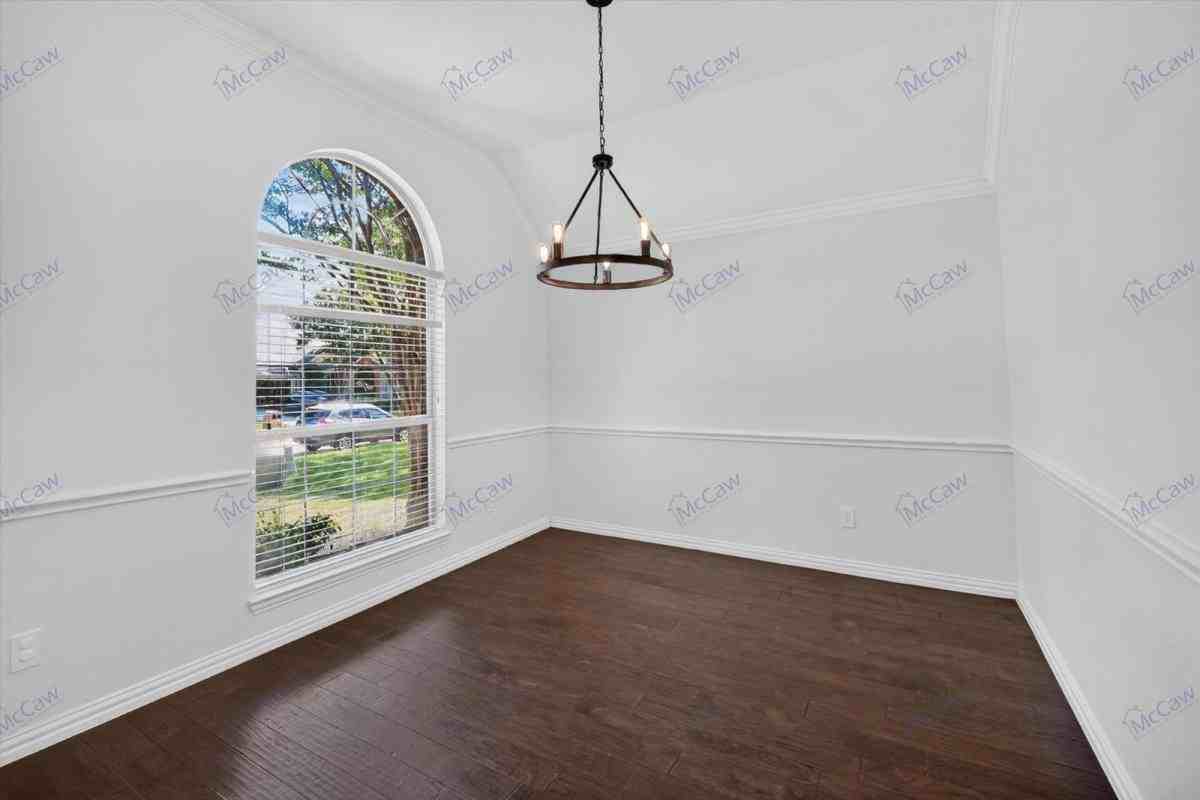8009 Owl Creek Ln - Photo 3 of 10