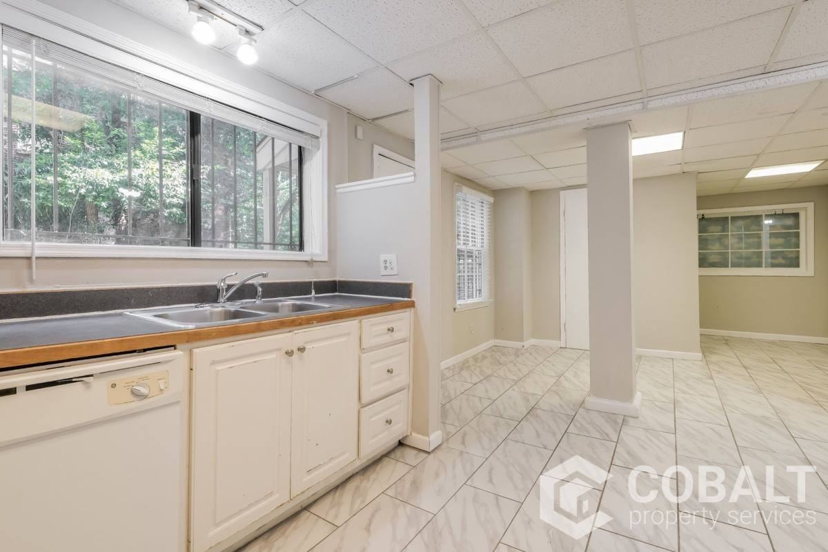 1326 N Ave NE #C - Photo 3 of 10