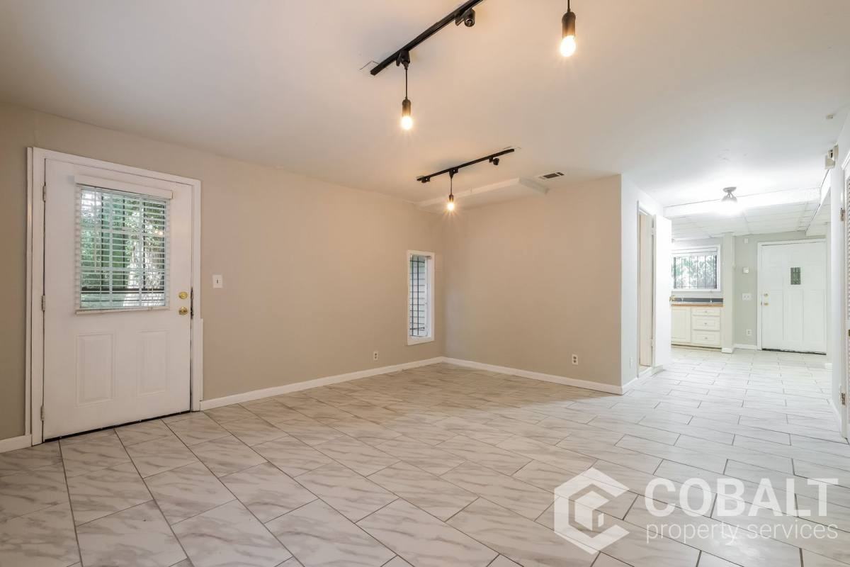 1326 N Ave NE #C - Photo 4 of 10