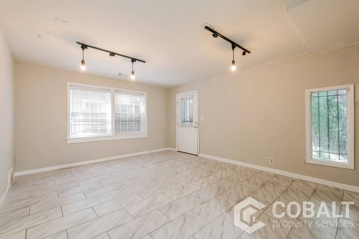 1326 N Ave NE #C - Photo 7 of 10