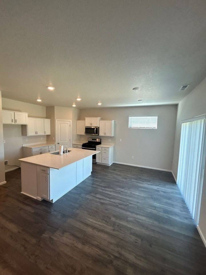 4809 Thyme Ave Ne - Photo 6 of 10