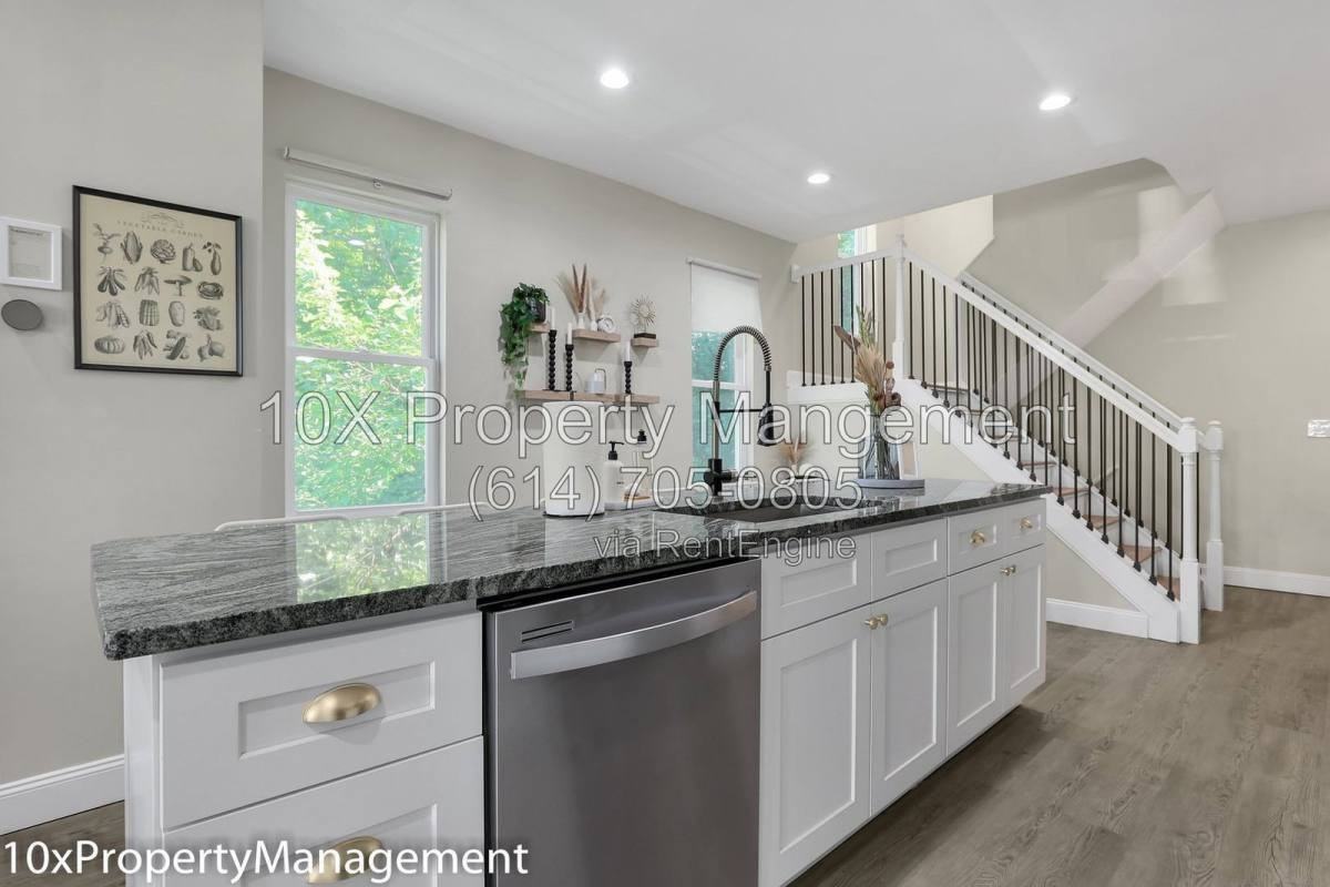 564 Kimball Pl - Photo 3 of 10