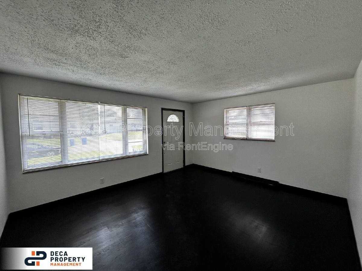 2312 Shields Ave - Photo 2 of 10