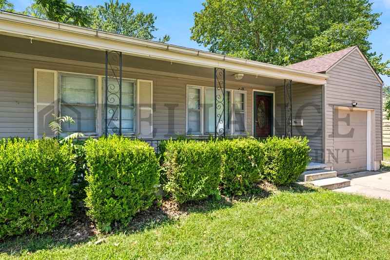 2917 S Walnut St - Photo 4 of 44