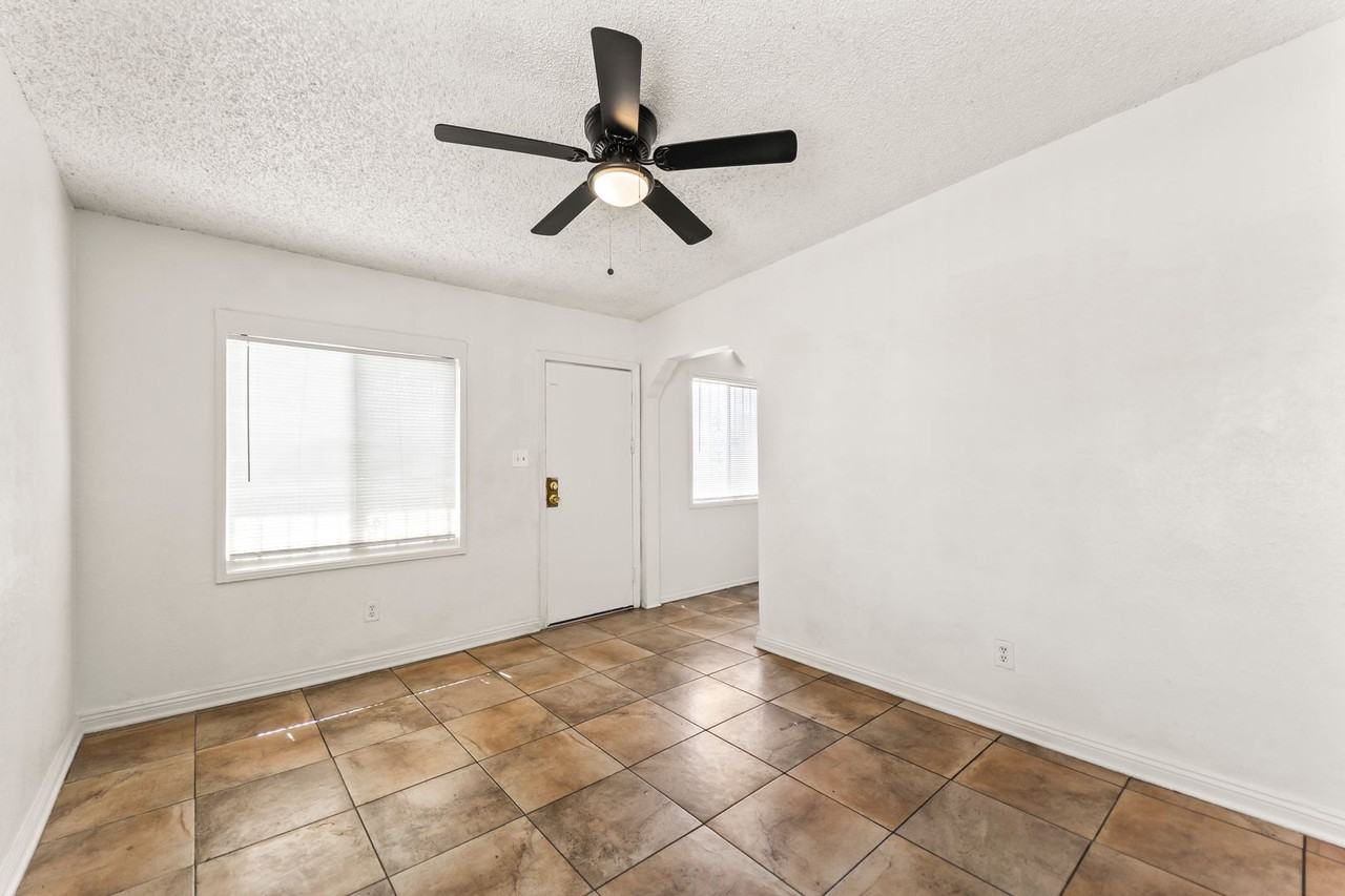 709 E 108th - Photo 3 of 35