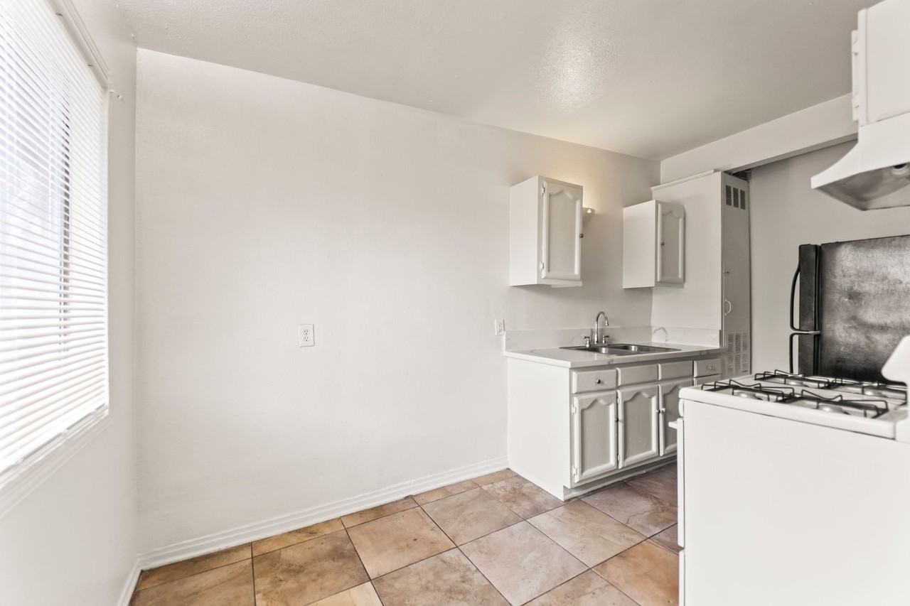 709 E 108th - Photo 4 of 35