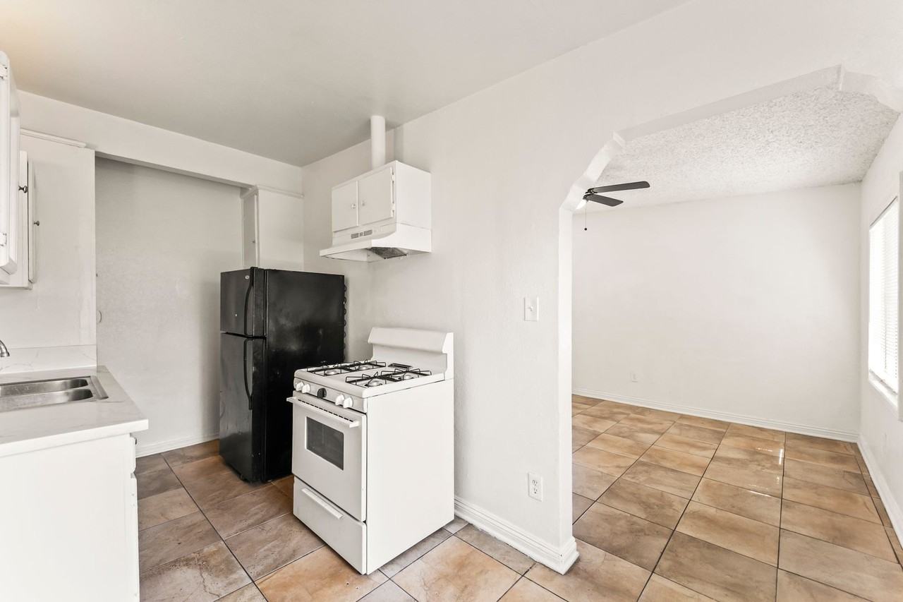 709 E 108th - Photo 5 of 35