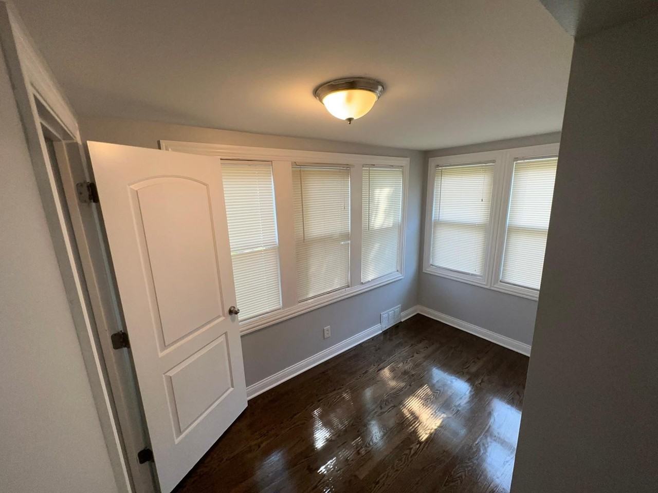 8209 S Prairie Ave - Photo 2 of 34
